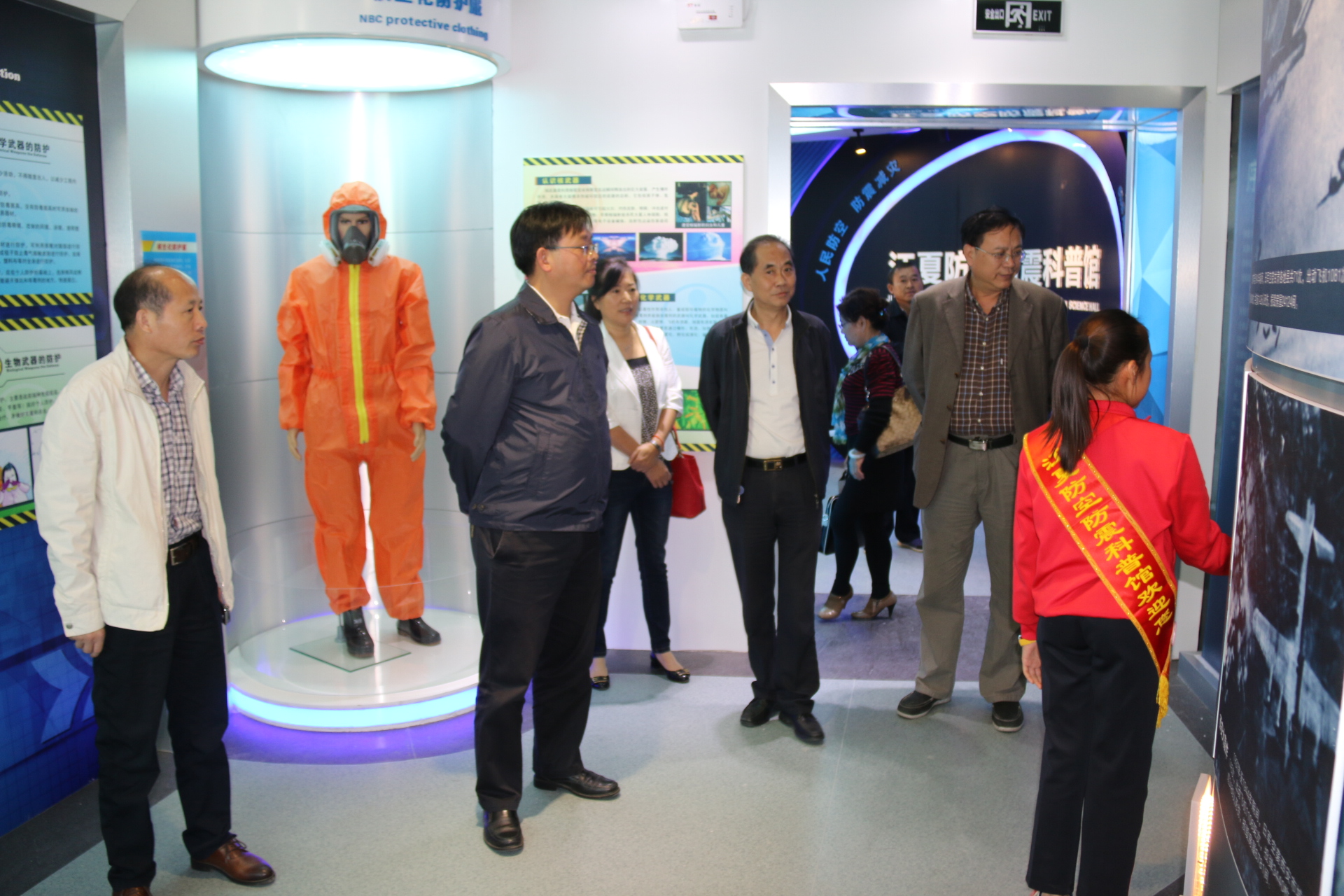 王清华区长倾听小讲解员讲解防空防震科普知识